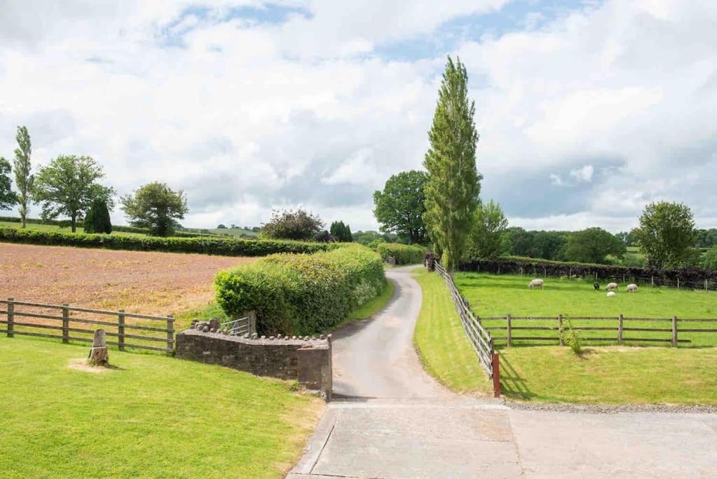 Coed Farm-Hot Tub-Sleeps 12-Near Brecon Villa Exterior foto