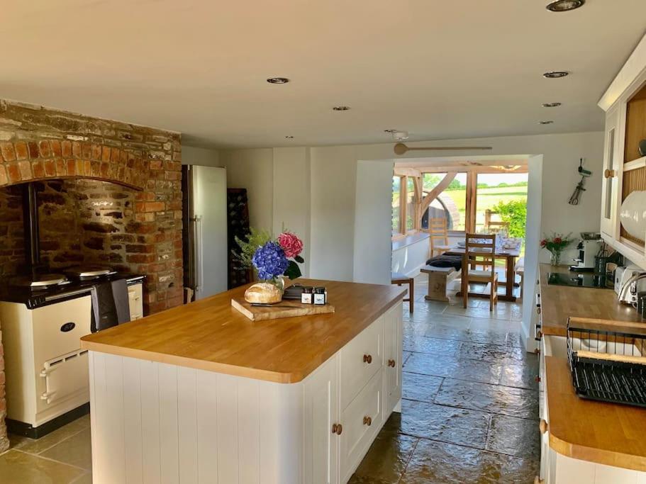 Coed Farm-Hot Tub-Sleeps 12-Near Brecon Villa Exterior foto