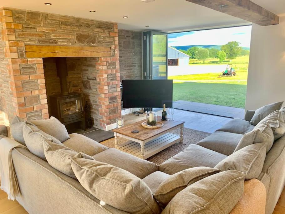 Coed Farm-Hot Tub-Sleeps 12-Near Brecon Villa Exterior foto