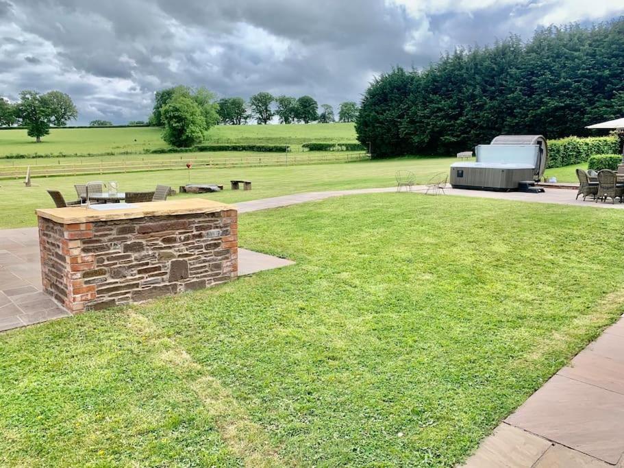 Coed Farm-Hot Tub-Sleeps 12-Near Brecon Villa Exterior foto