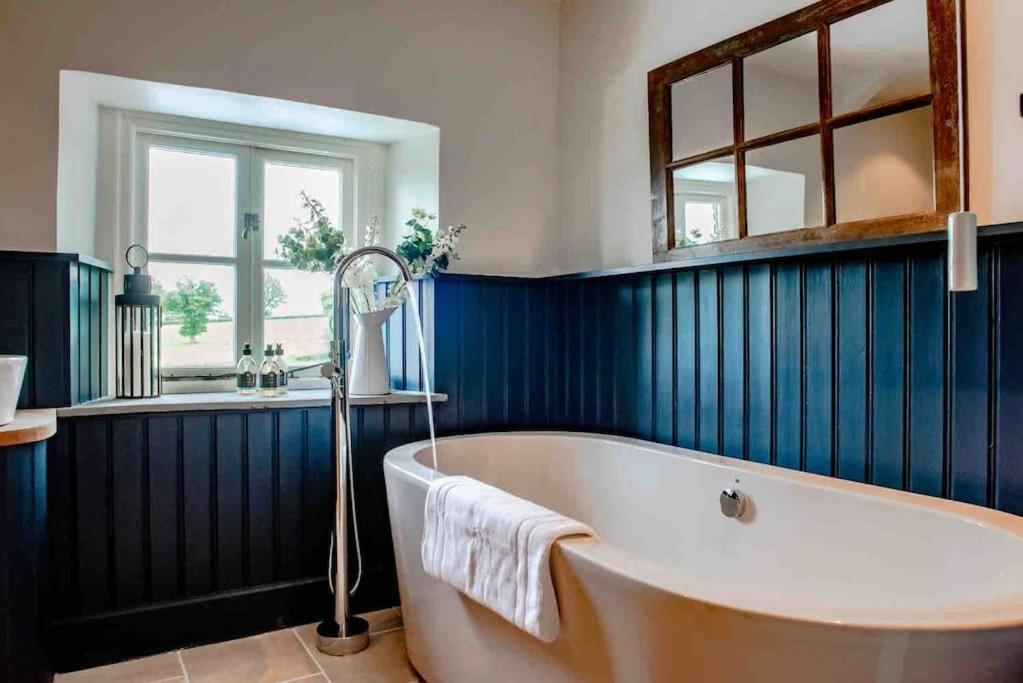 Coed Farm-Hot Tub-Sleeps 12-Near Brecon Villa Exterior foto
