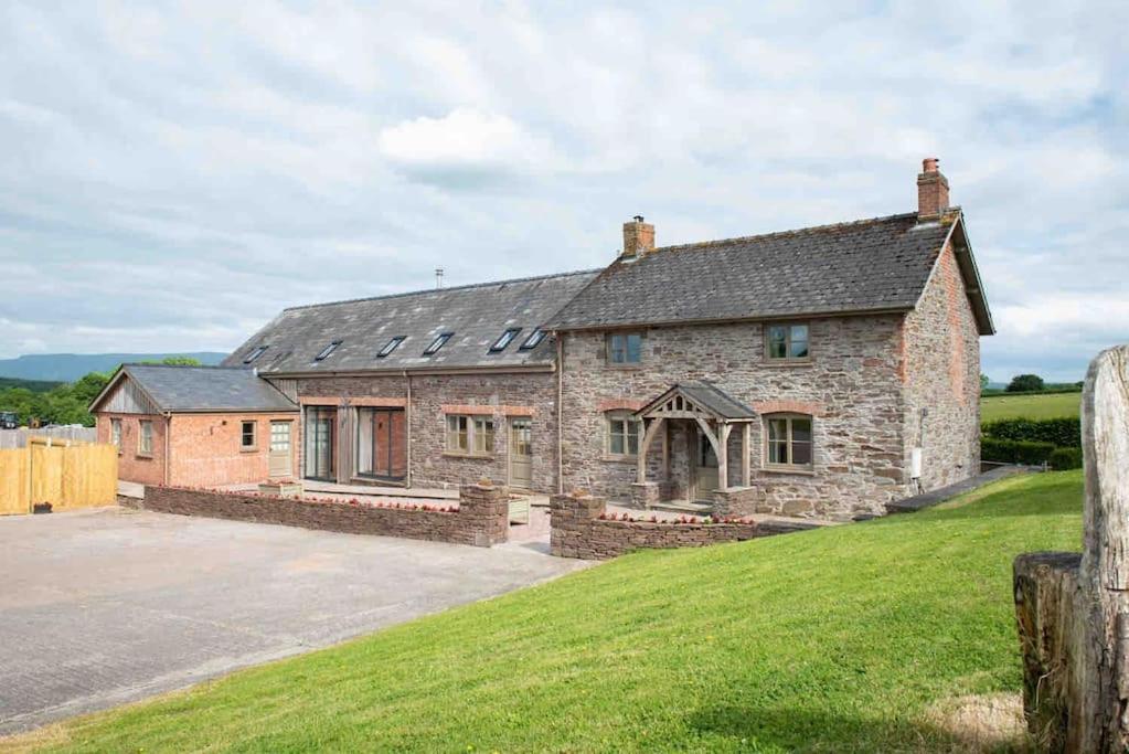 Coed Farm-Hot Tub-Sleeps 12-Near Brecon Villa Exterior foto