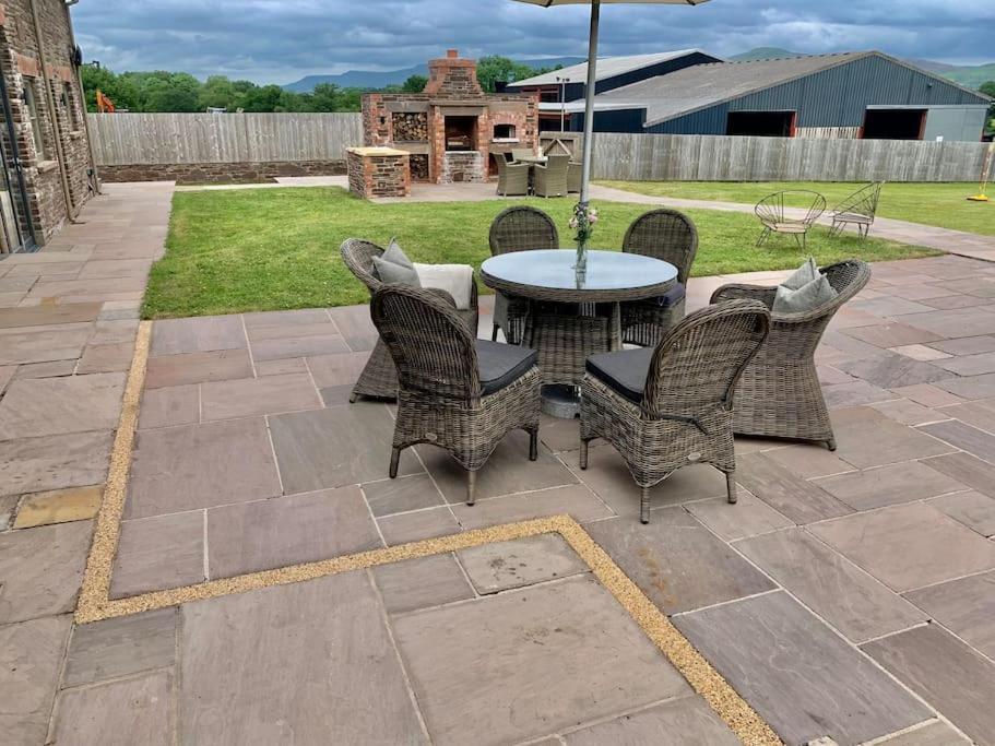 Coed Farm-Hot Tub-Sleeps 12-Near Brecon Villa Exterior foto